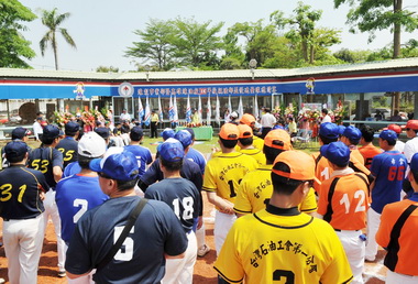 中油高雄煉油廠辦敦親睦鄰盃慢速壘球賽(圖)