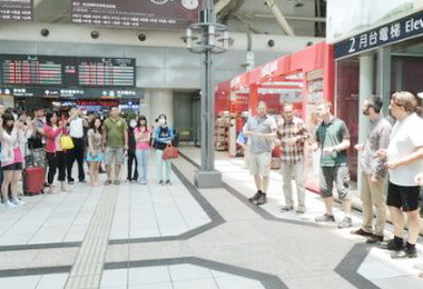 瑞典人聲樂團 高鐵左營站趴趴唱(圖)