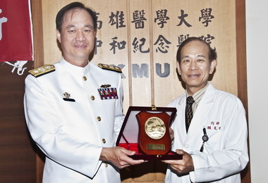 海軍敦睦支隊協運醫療物資至友邦(圖)