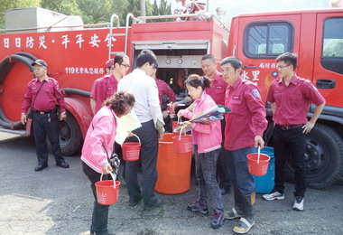 掃墓期間水里消防分隊進行防火宣導(圖)