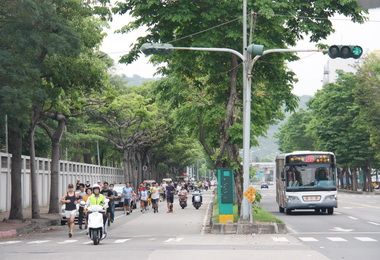 歡慶五一勞動節加工區掀服裝秀(圖)