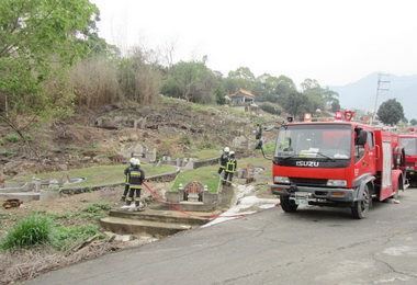 水里消防分隊窄巷或缺水區進行消防演練(圖)