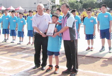 水里國小球隊創佳績 明潭電廠認養解決經費(圖)