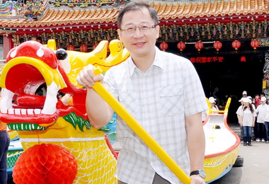 龍舟點睛暨祈福下水儀式今熱鬧展開(圖)