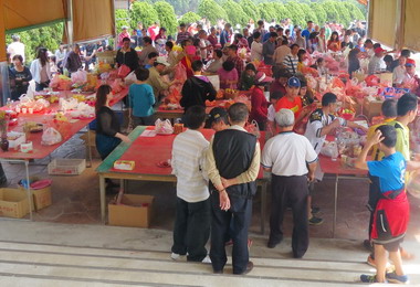 水里公墓人山人海出入井然有序(圖)