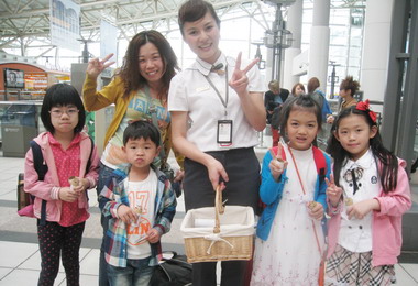 歡度兒童節高鐵左營站送彩色鉛筆筒(圖)