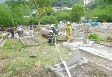 仁愛消防分隊公墓進行消防演練(圖)