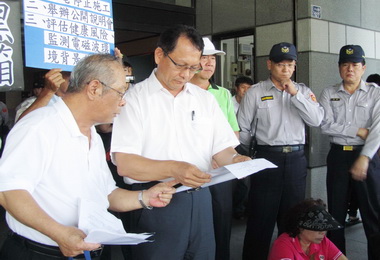 林邊居民向縣府陳情反對台電設地下電纜(圖)