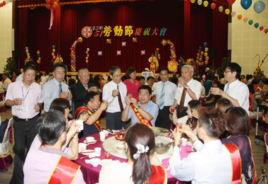 加工區模範勞工共聚歡慶勞動節(圖)