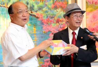 高齡醫生畫家患帕金森氏症仍創作不輟(圖)