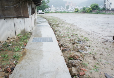 許明財勘查明湖路與客雅大道口排水路工程(圖)