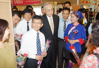 吳敦義 楊秋興查看大愛園區與永齡有機農園(圖)