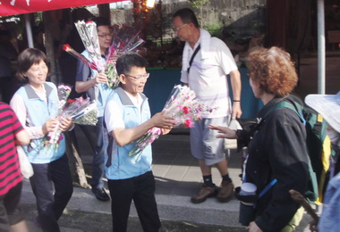 楊秋興贈康乃馨祝賀民眾母親節快樂(圖)
