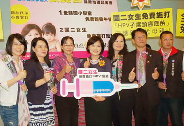 國民黨縣長參選人張麗善提出媽媽安心政見(圖)