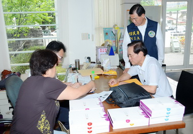 移民署下鄉推廣電腦行動學習車(圖)