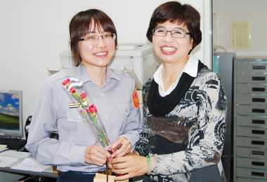 母親節前夕分局長張慈慧慰勞女性員工(圖)