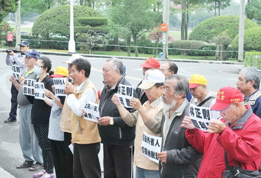 民眾省府抗議台灣省政府任用郭冠英(圖)