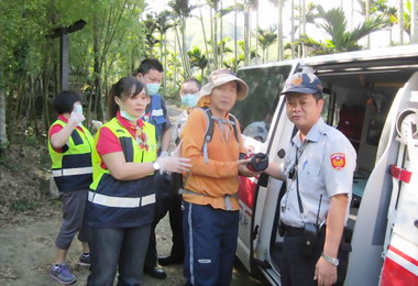 登山客不慎摔傷警民合作搶救(圖)