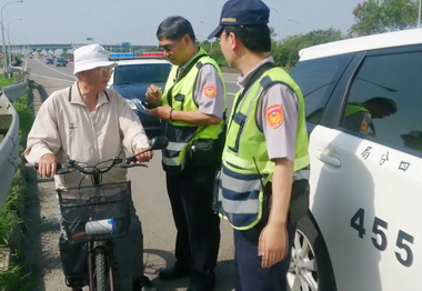 老翁騎自行車誤闖中彰巡警緊急弛援(圖)