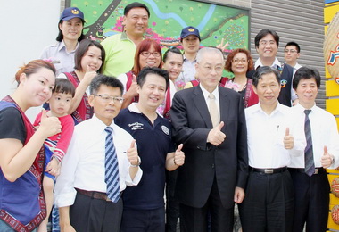 吳敦義訪視大愛關心小林永久屋居民生計(圖)