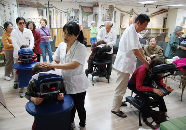 溫馨5月獻禮就服站為求職媽媽按摩(圖)