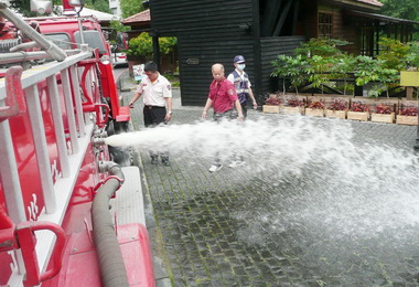 水里分隊測試消防裝備期能正常發揮效能(圖)