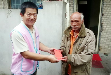 信義分局結合慈善會端節前夕送暖(圖)