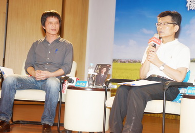 楊秋興與學子對話闡述「草根台灣」(圖)