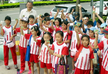 向下紮根交通局帶領小朋友體驗大眾運輸(圖)