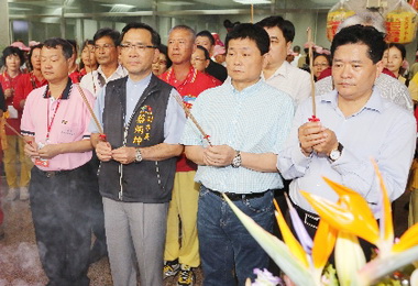 各界恭送大甲媽祖啟航中國進香(圖)