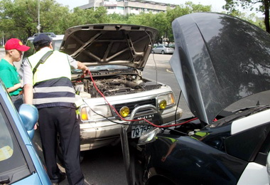 車拋描停路中員警協助發電(圖)