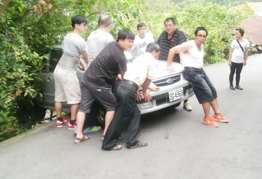 駕駛不諳路況發生險狀警方召來民眾解危(圖)