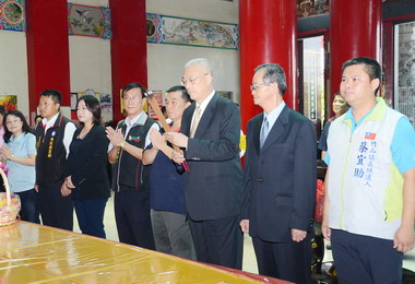 吳敦義到竹山三界公廟參拜品嚐蕃薯(圖)