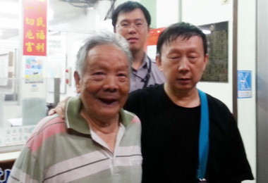 員警協助迷途老人返家(圖)