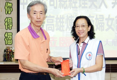 中油高雄煉油廠婦女會 關懷弱勢送愛心(圖)