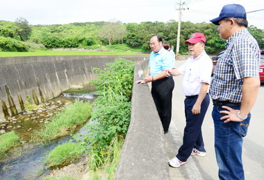 劉政鴻視察野溪清淤工程(圖)