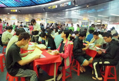 捷運美麗島站徵才吸引近2000人求職(圖)