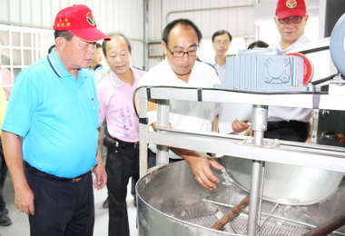 劉政鴻視察油茶產銷班鼓勵擴大種植面積(圖)