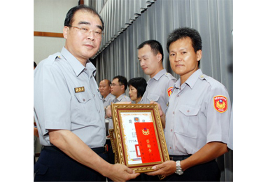 員警成功救回燒炭男局長頒獎表揚(圖)