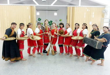 信義鄉部落歌舞賣力表演以娛賓客(圖)