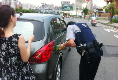警方自掏腰包助加油拋錨車脫困(圖)