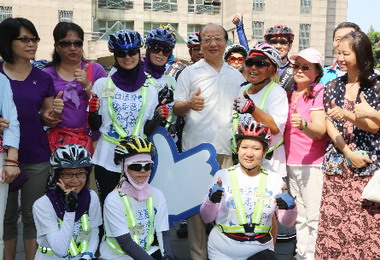 善牧媽媽與市長胡志強相見歡(圖)