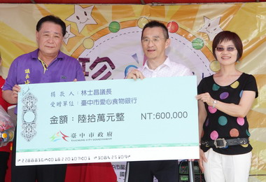 中市議長林士昌捐贈食物銀行物資(圖)