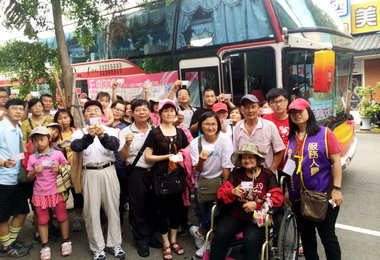 觀光接駁車首發日高人氣(圖)