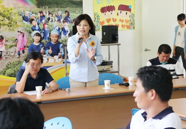 樟湖村缺自來水張麗善協調解決(圖)