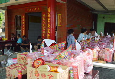 清水月老廟舉行年度普渡(圖)