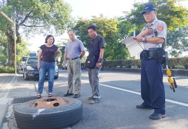 拖車螺絲帽鬆脫撞毀民宅前機車(圖)