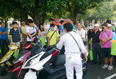 暑假打工玩樂「趣」機車安全不能「棄」(圖)