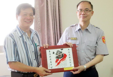 警官鄧崇偉在大甲警分局服務33年榮退(圖)