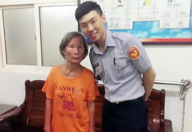 迷途老人曝曬37度烈日高溫警助其返家(圖)